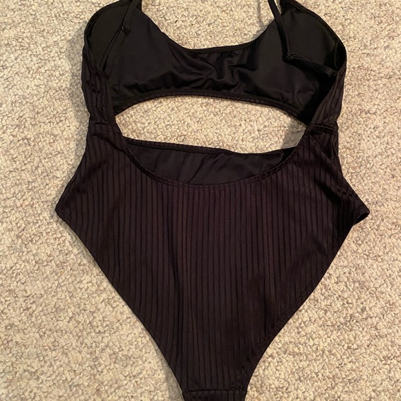 Cute black one piece bikini cut out - Picture 2 of 2